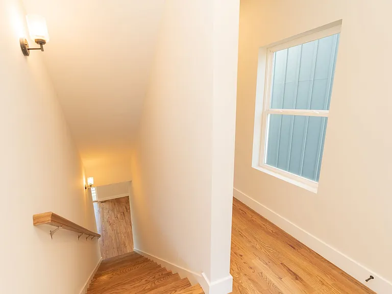 1039 Montague Pl — Photo 21