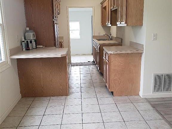 5th image of 610 N Scott St