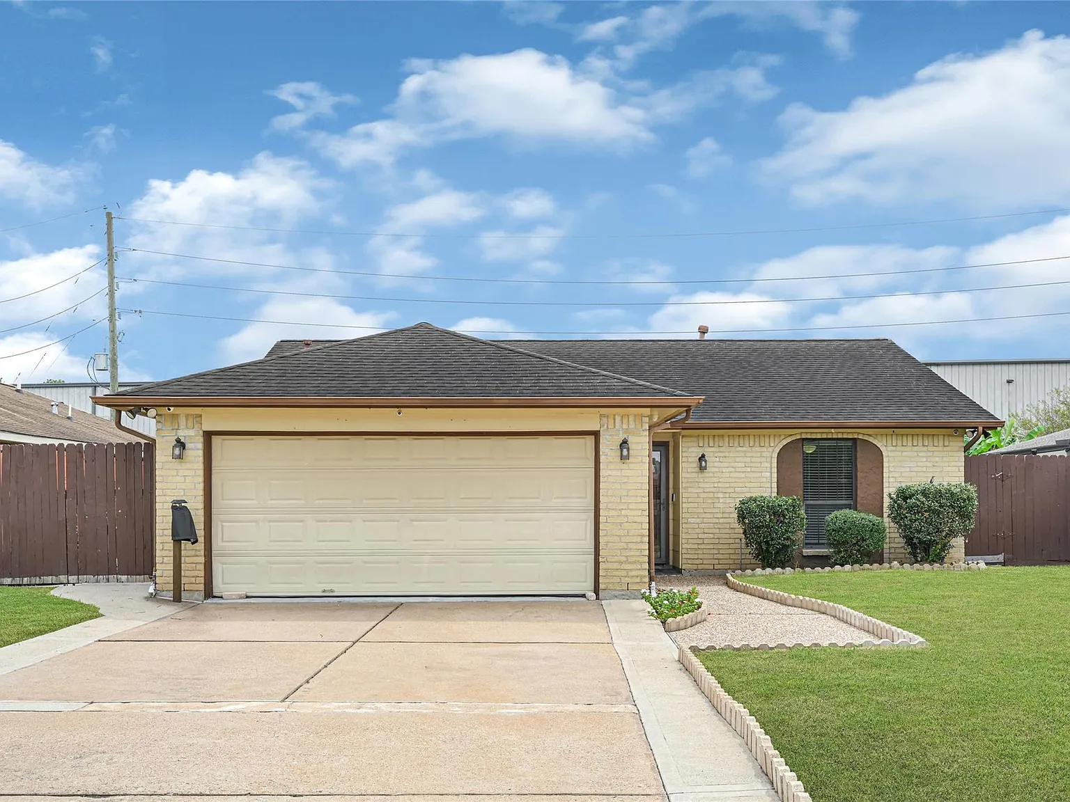 3 bed, 2.0 bath, 1481 sqft, $2,000 — Photo 2