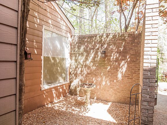 courtyard to entryway