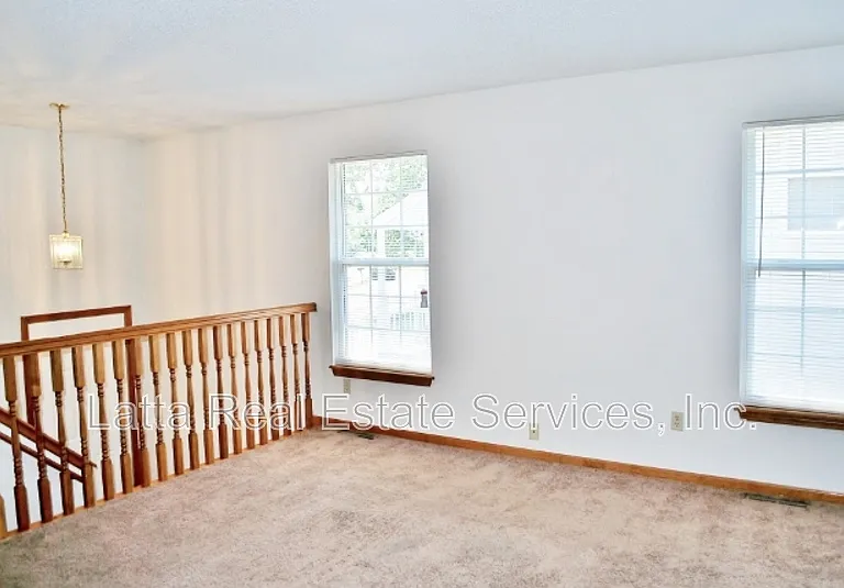 415 SW Joy Ct — Photo 4