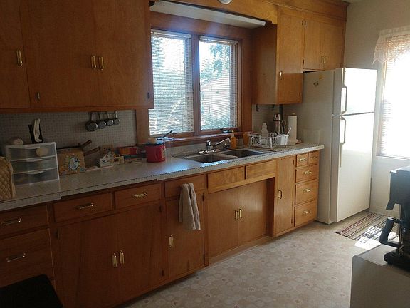 3rd image of 614 E 2nd St