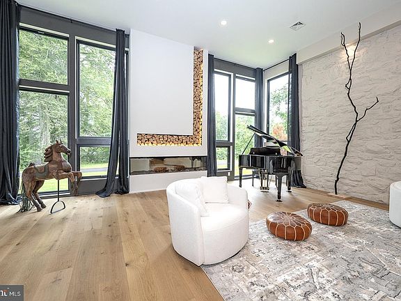 4th image of 1096 Mansion Ln