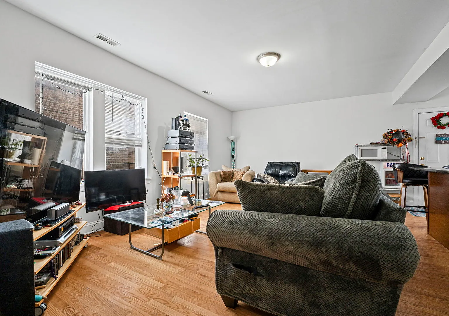 2 bed, 1000 sqft, $1,750 — Photo 2