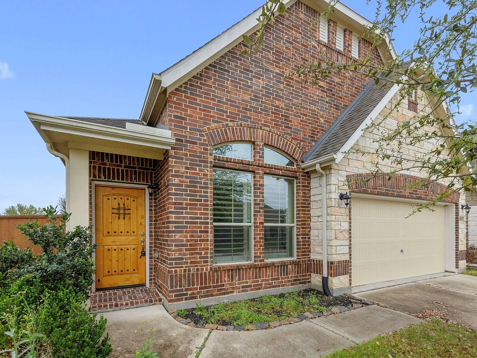 4 bed, 2.0 bath, 1860 sqft, $2,300 — Photo 2