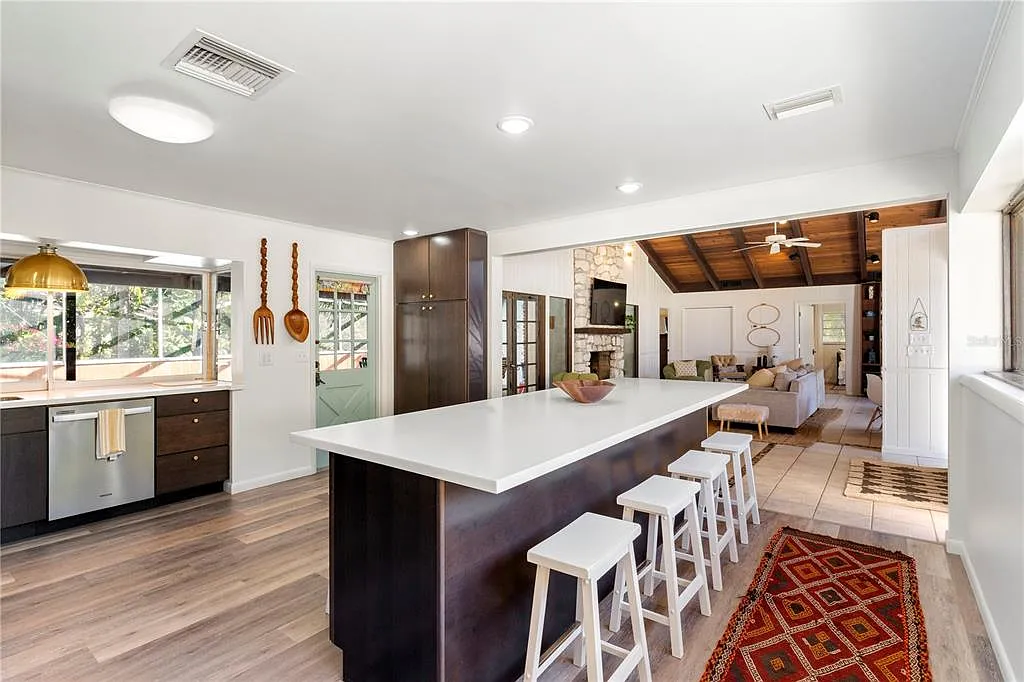 4 bed, 2.0 bath, 2321 sqft, $3,500 — Photo 2
