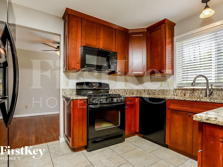 324 Autumn Peak Dr — Photo 7