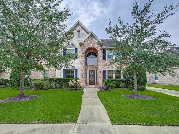 2 story, 4 bedroom/3.1 bathroom Coventry home with a lovely brick and stone elevation.
