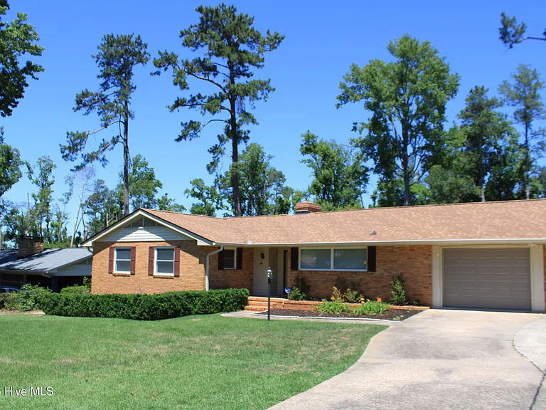 916 Stanton Dr — Photo 2
