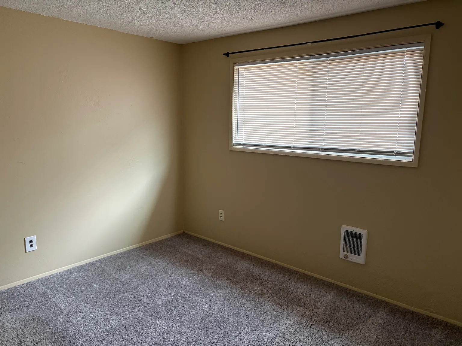 3 bed, 960 sqft, $2,400 — Photo 4