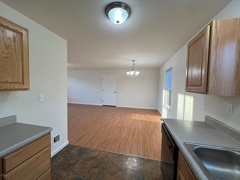 3 Bedroom 2 bath 2 car garage house — Photo 12