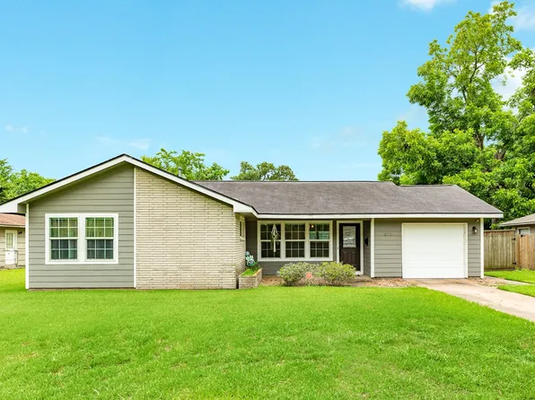 218 Palm Ln, Lake Jackson, TX 77566