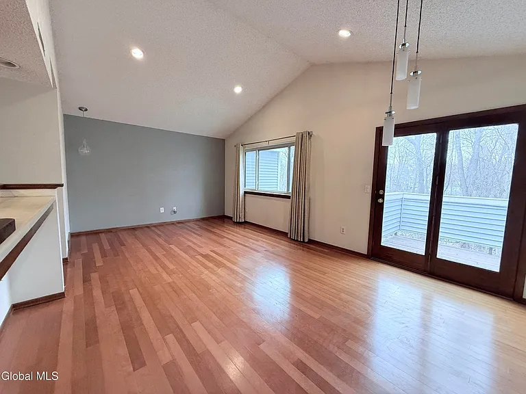 208 Yorktown Dr — Photo 2