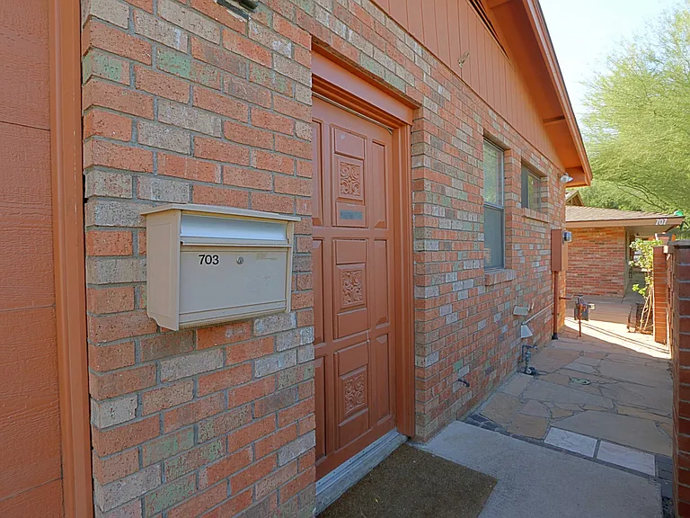 707 W Rose Ln — Photo 15