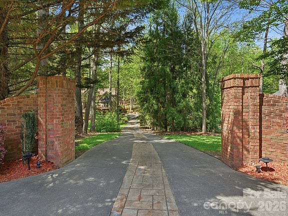 3rd image of 809 Savile Ln