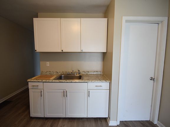 4th image of 1627 N Gladstone Ave
