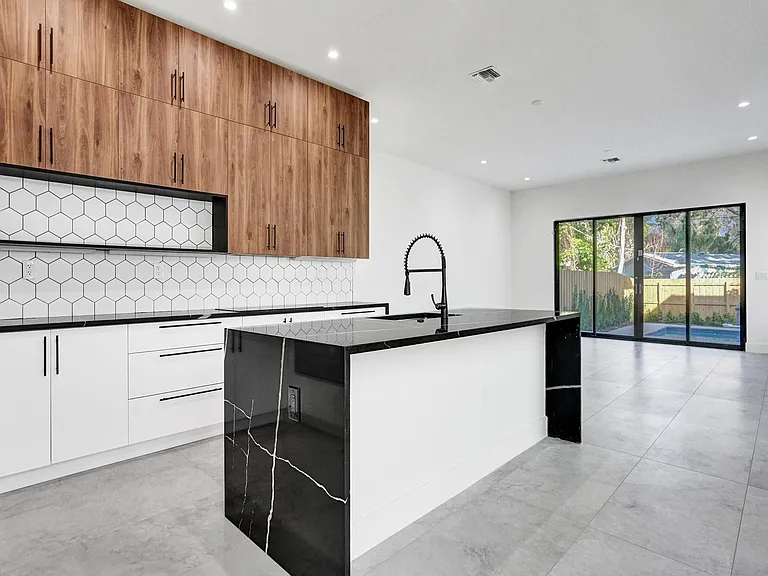 604 SW 7th Ave — Photo 6