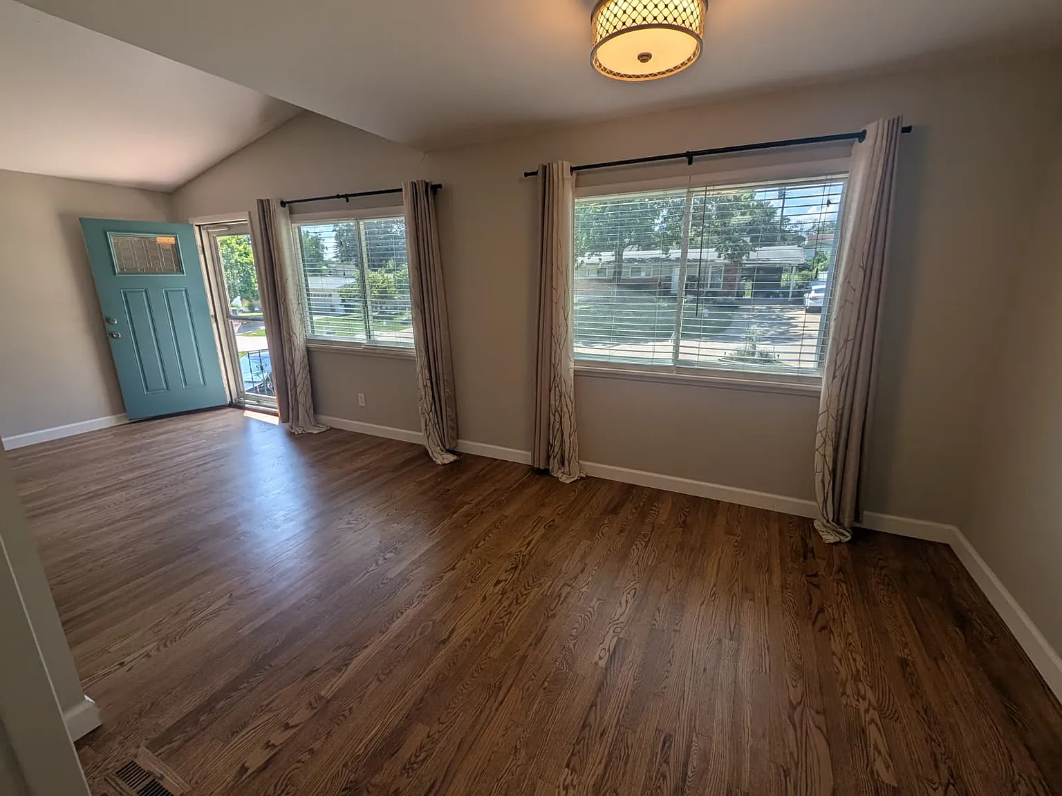 3 bed, 1008 sqft, $2,095 — Photo 3