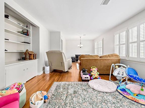 3rd image of 303 Lakeview Dr