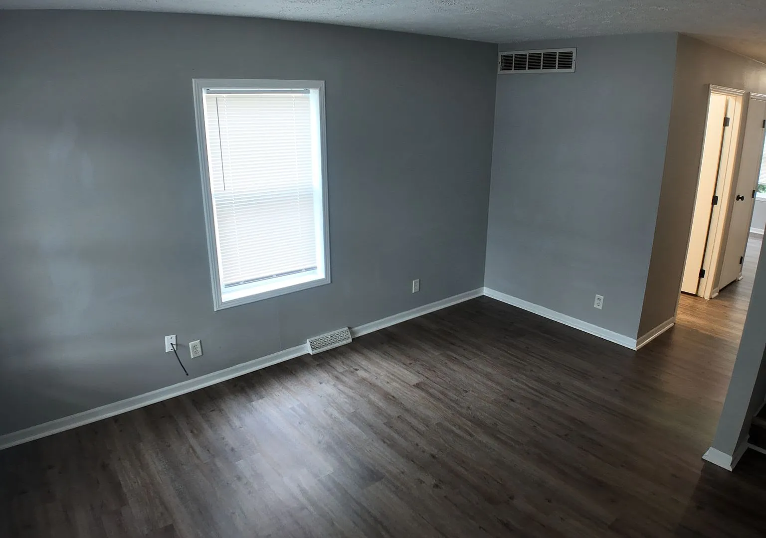 Remodeled 4 Bedroom Home with Big Kitchen and Central A/C & Heat — Photo 3