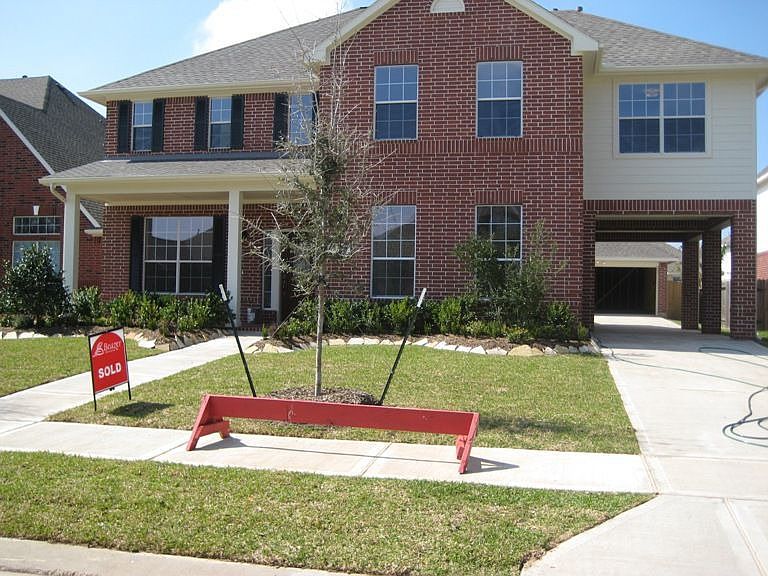 Front of House with Porte Cochere