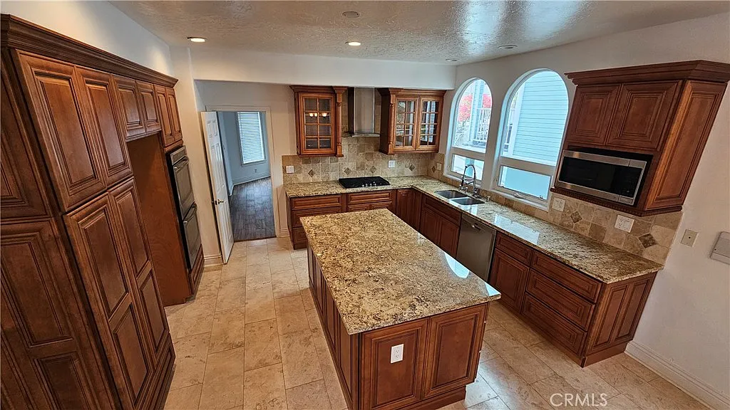 5 bed, 3.5 bath, 2999 sqft, $8,600 — Photo 4