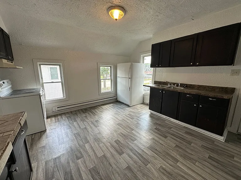 1065 Caulfield SW — Photo 2