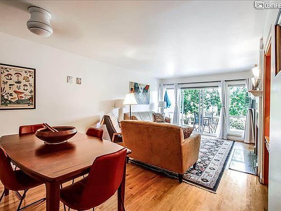 dining table can be extended to seat 8 comfortably