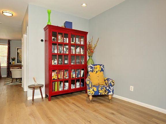 5th image of 141 Cambridge Dr