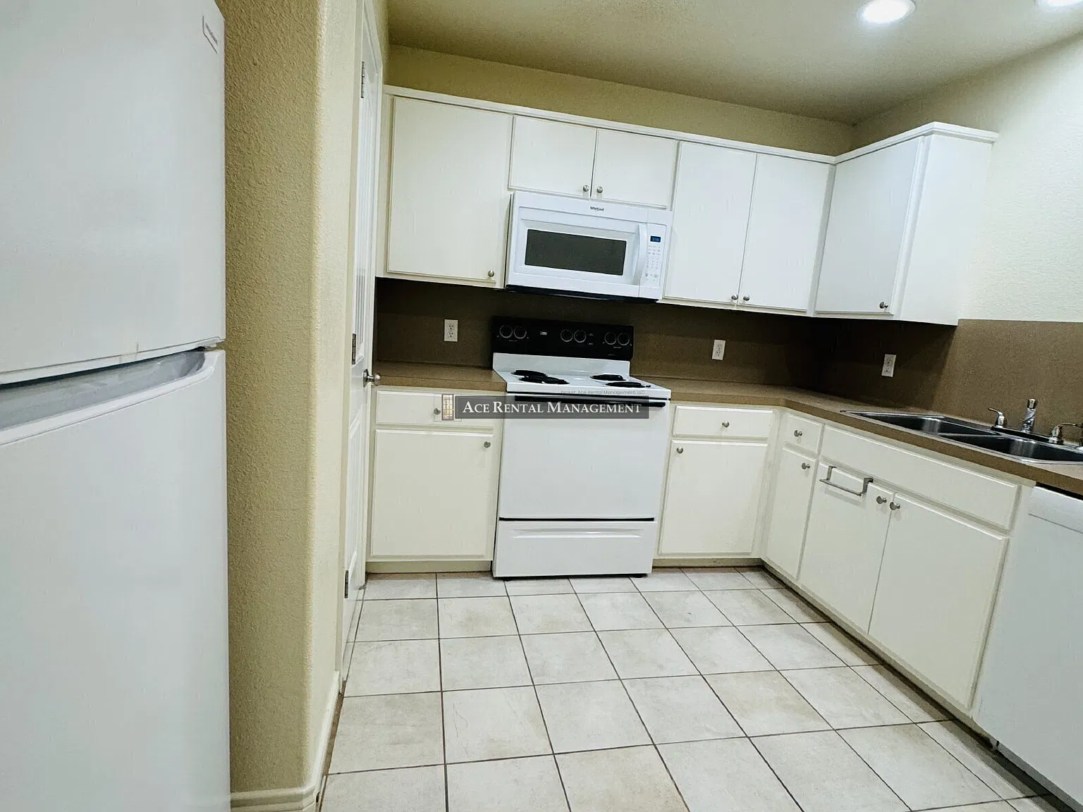 Spacious 1-Bedroom Retreat on Texas Ave Spacious 800 Sq Ft Haven in Bridge City! — Photo 3