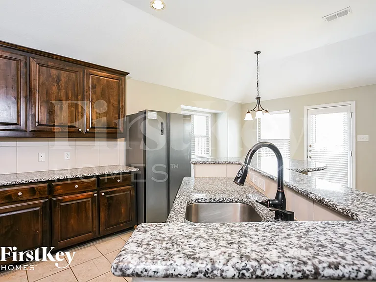 1108 Colonial Dr — Photo 8