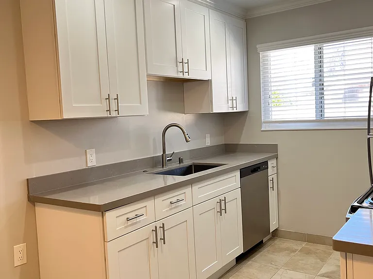 Lincoln Arms Apartments — Photo 13