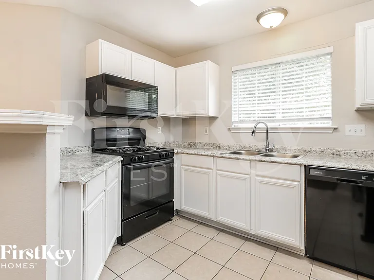 15613 Martineau St — Photo 6