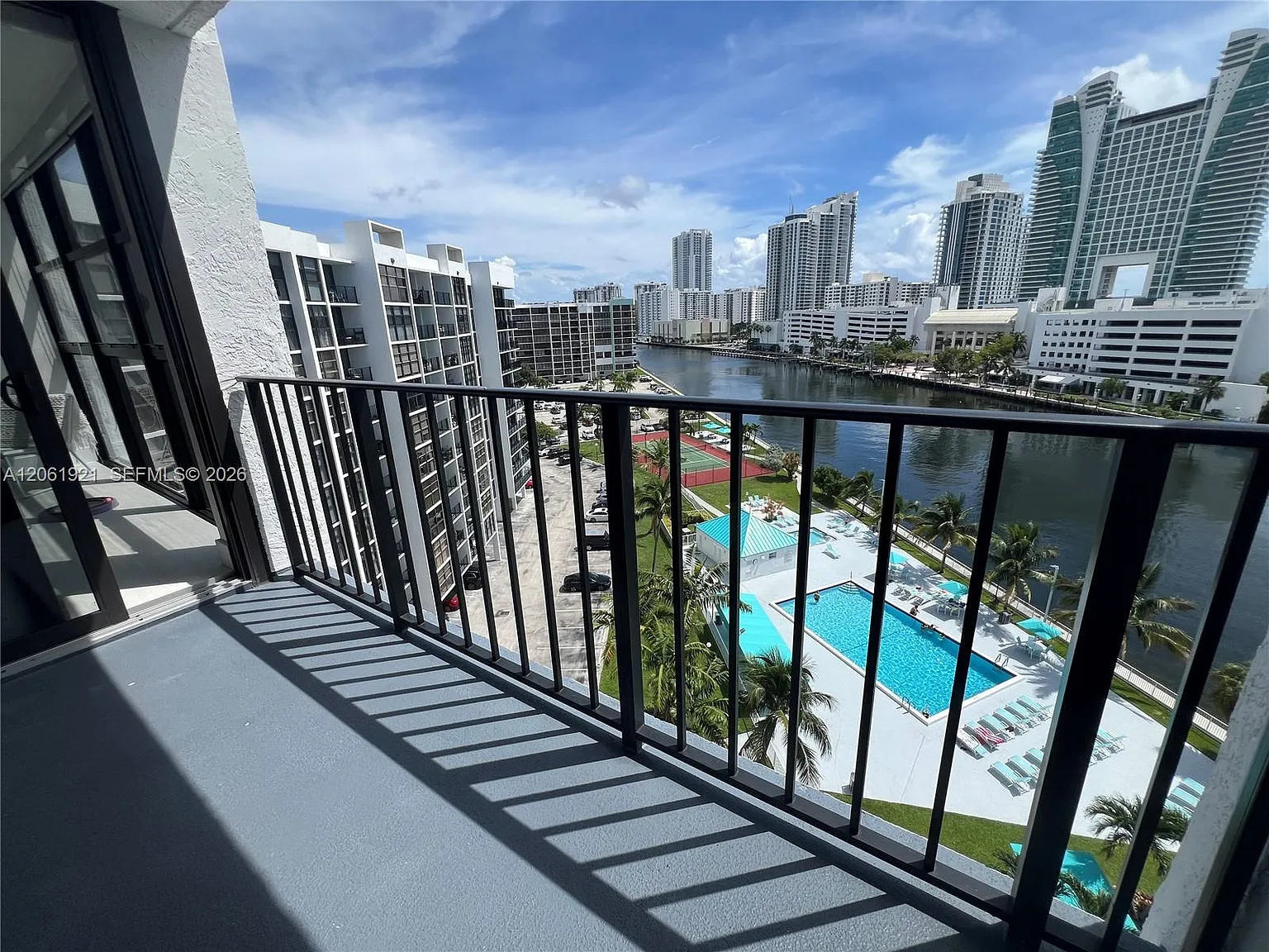 200 Leslie Condo — Photo 4