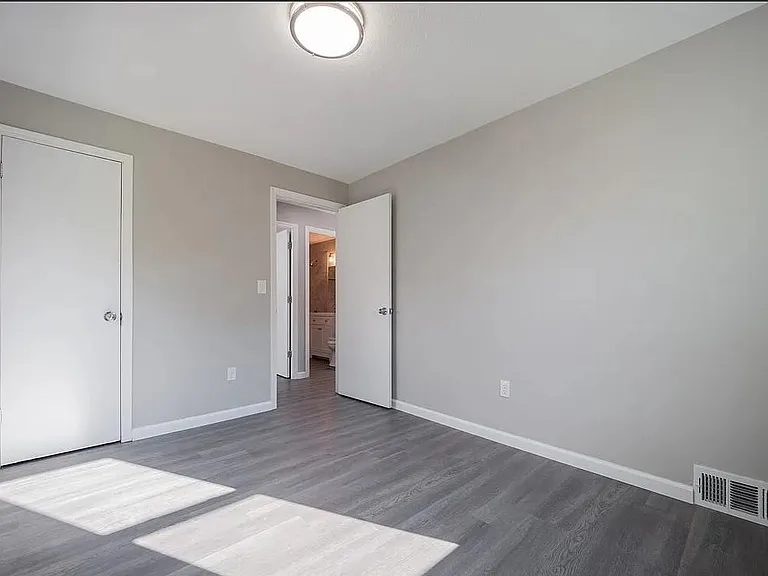 335 Inwood Blvd — Photo 11
