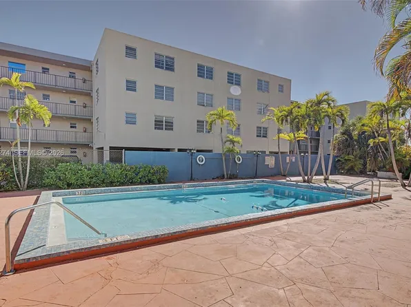 399 NW 72nd Ave APT 320, Miami, FL 33126