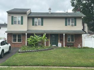 169 Twin Oak Dr, Levittown, PA 19056