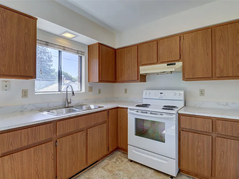 645 Ash St — Photo 12
