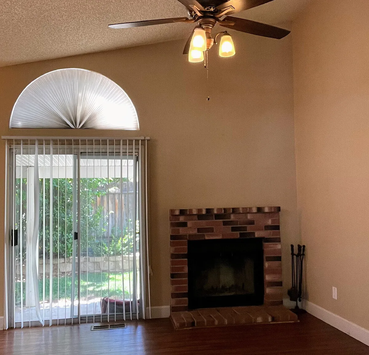 4 bed, 2.0 bath, 1576 sqft, $2,500 — Photo 4