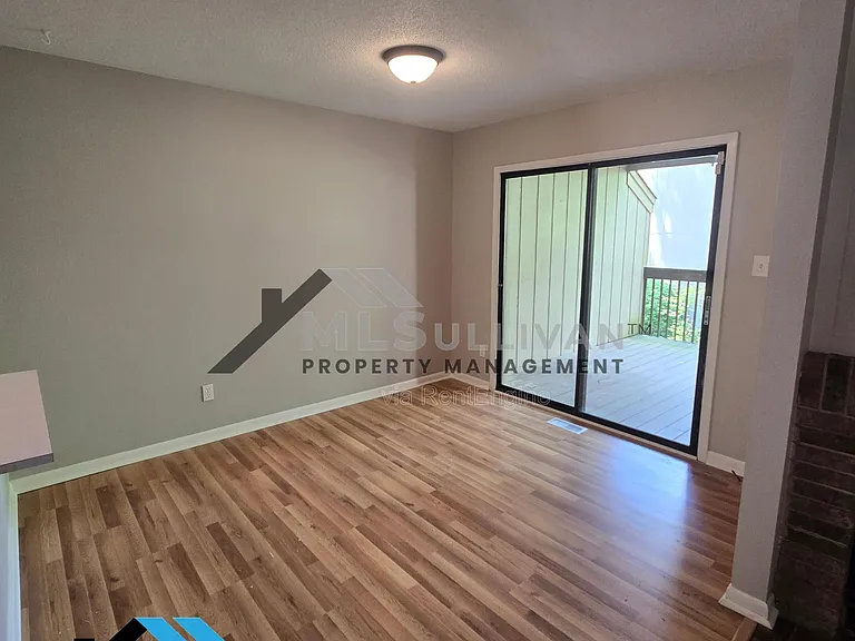 4100 Five Oaks Dr #21 — Photo 4