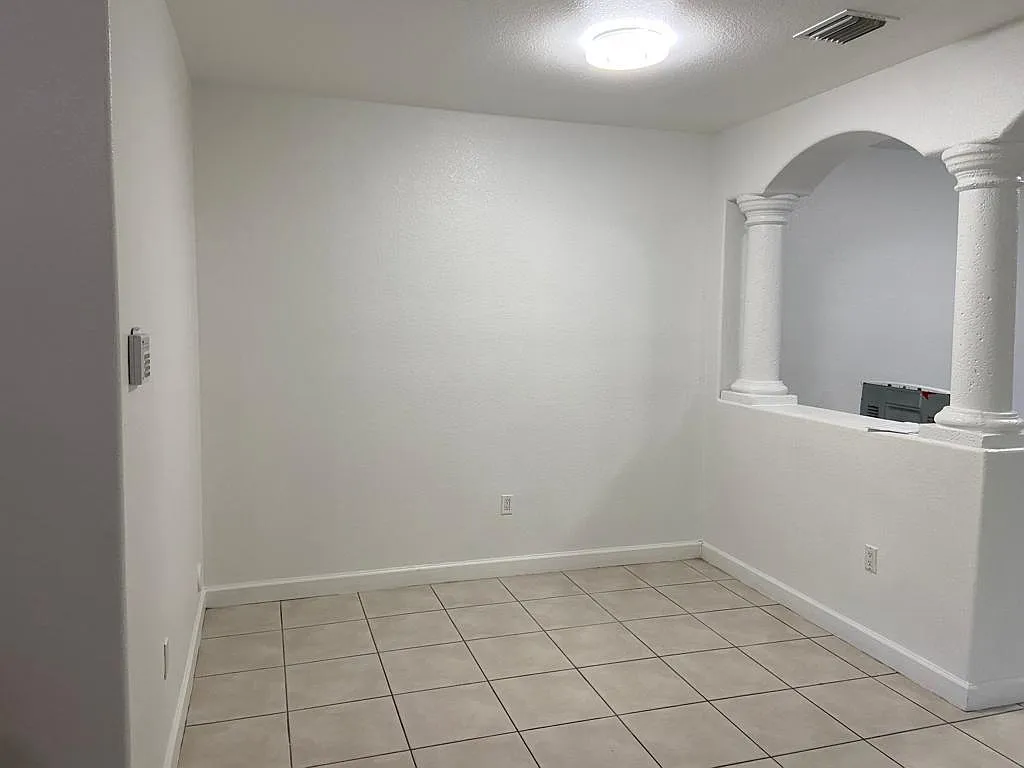 3 bed, 2.5 bath, 1386 sqft, $2,900 — Photo 3