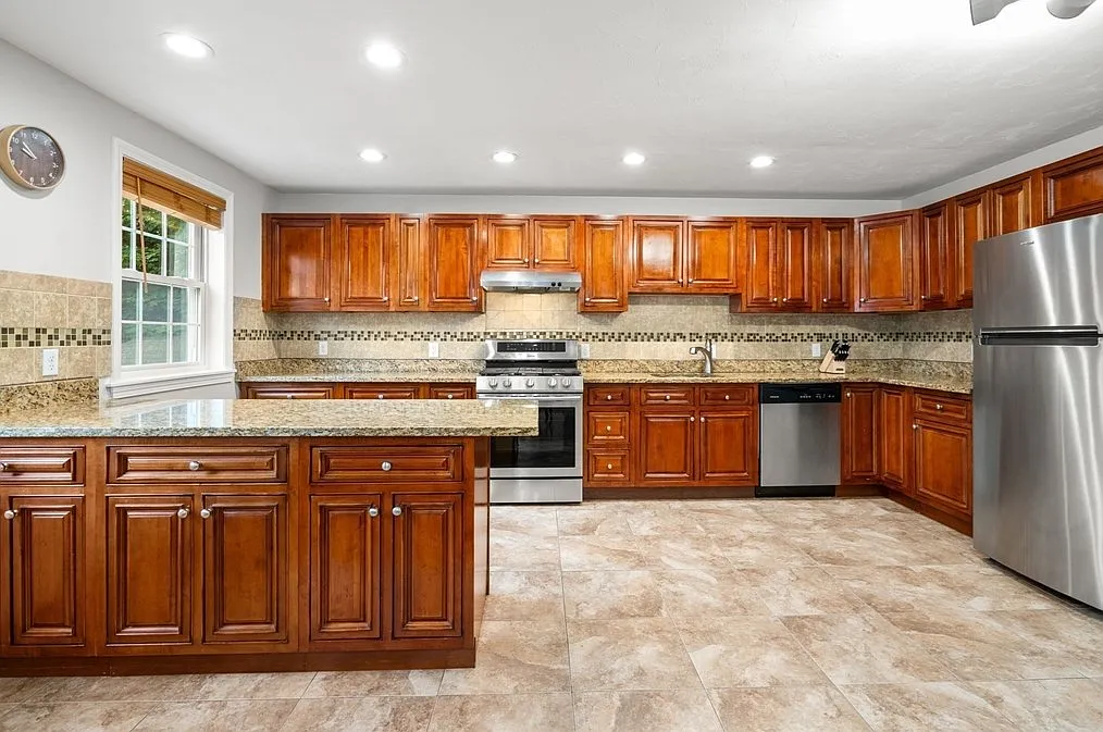 3 bed, 2450 sqft, $4,100 — Photo 3