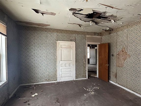 5th image of 756 Brown St