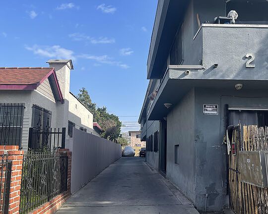 5th image of 2928 Carmona Ave