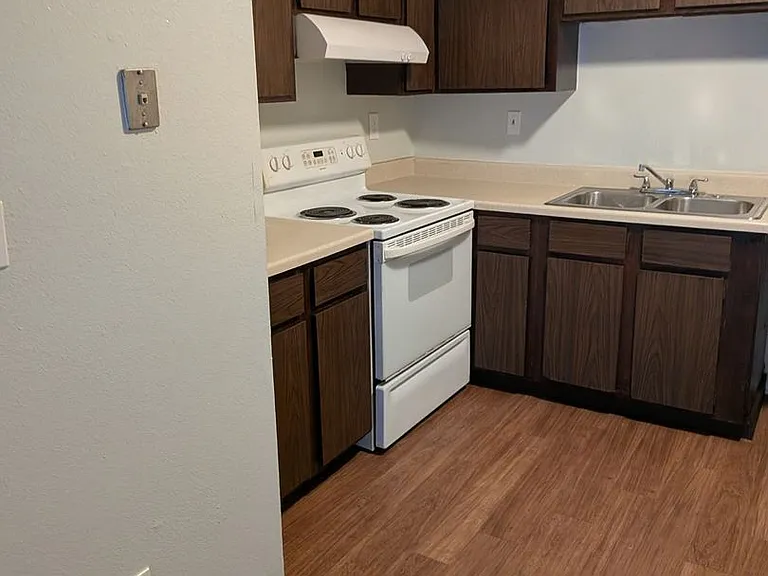 Bethany Place Apartments - Near Eldon Lyon and Downtown Bethany! — Photo 28