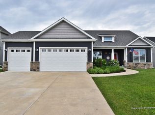 831 Coventry Cir N, Sycamore, IL 60178