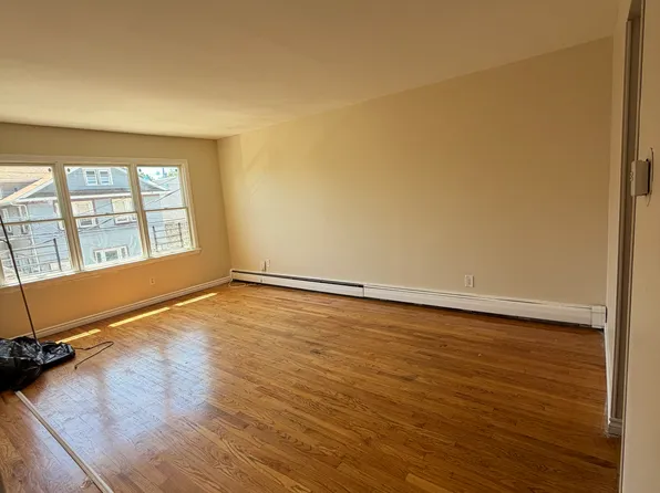 121 Seaview Ave #2, Staten Island, NY 10304