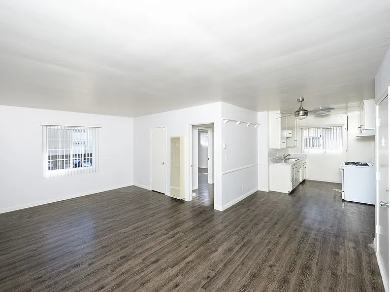 Whitsett Courtyard Apartments — Photo 6