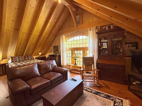 4th image of 471 Edgemont Road