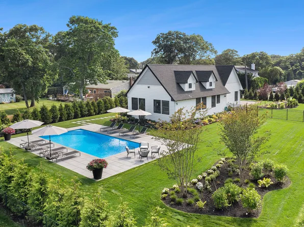 156 Wakeman Rd, Hampton Bays, NY 11946